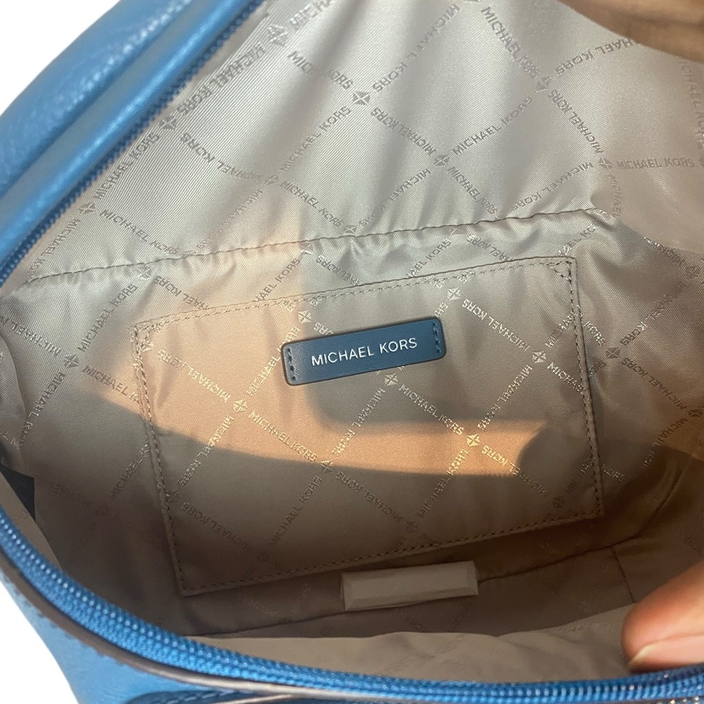 Authentic Michael Kors Korsmaisie a large Pebble 2 in 1 Sling Pack.. - Picture 8 of 9